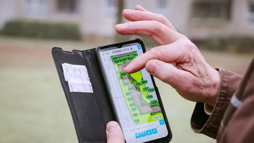 Bild: WIEDERAUFBAU Auf dem Bildschirm eines Smartphones ist das Programm Immospector Tree zu sehen.
