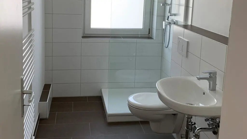 Bild: WIEDERAUFBAU Ein frisch saniertes Badezimmer.