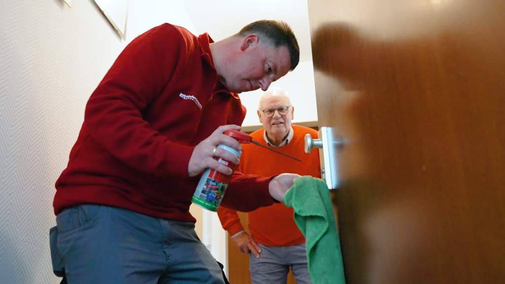 Bild: Push it! Hausmeister beim Mieter im Einsatz