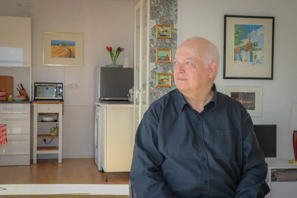 Bild: WIEDERAUFBAU, Jürgen Osterloh in seiner Wohnung