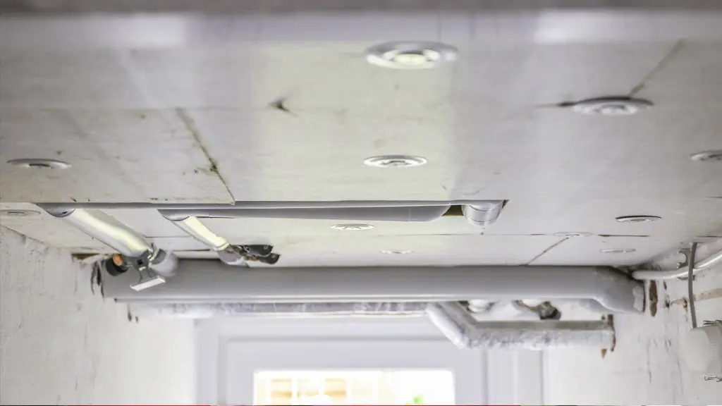 Bild: WIEDERAUFBAU, Ein Foto einer gedämmten Kellerdecke.