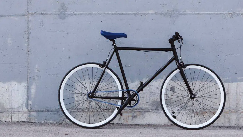 Bild: © iStockphotodotcom-gremlin Ein Fahrrad vor einer Betonwand.