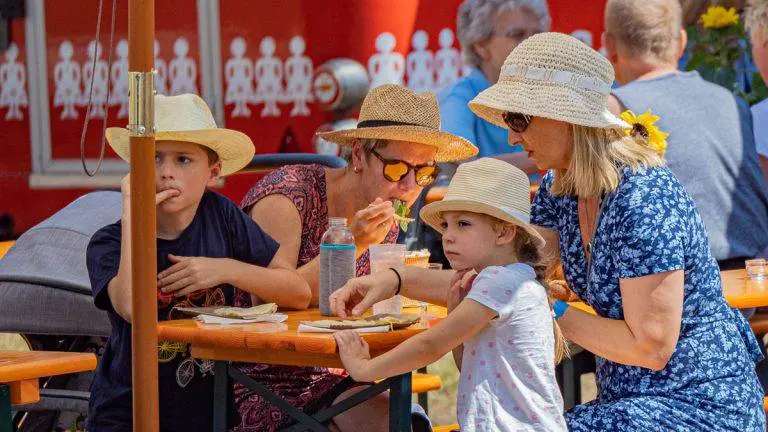 Bild: © bs_live Eine Familie an einer Bierzeltgarnitur während der Mieterveranstaltung "Unser Sommer 2022".