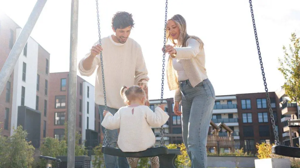 Bild: © Tom Tautz Ein Ehepaar mit ihrer kleinen Tochter auf dem Spielplatz.