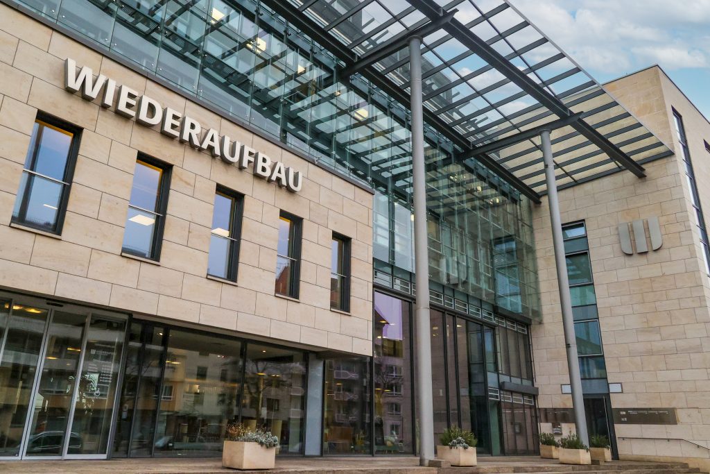 Bild: © WIEDERAUFBAU Das mehrstöckige Hauptgebäude der WIEDERAUFBAU mit großer Glasfront.