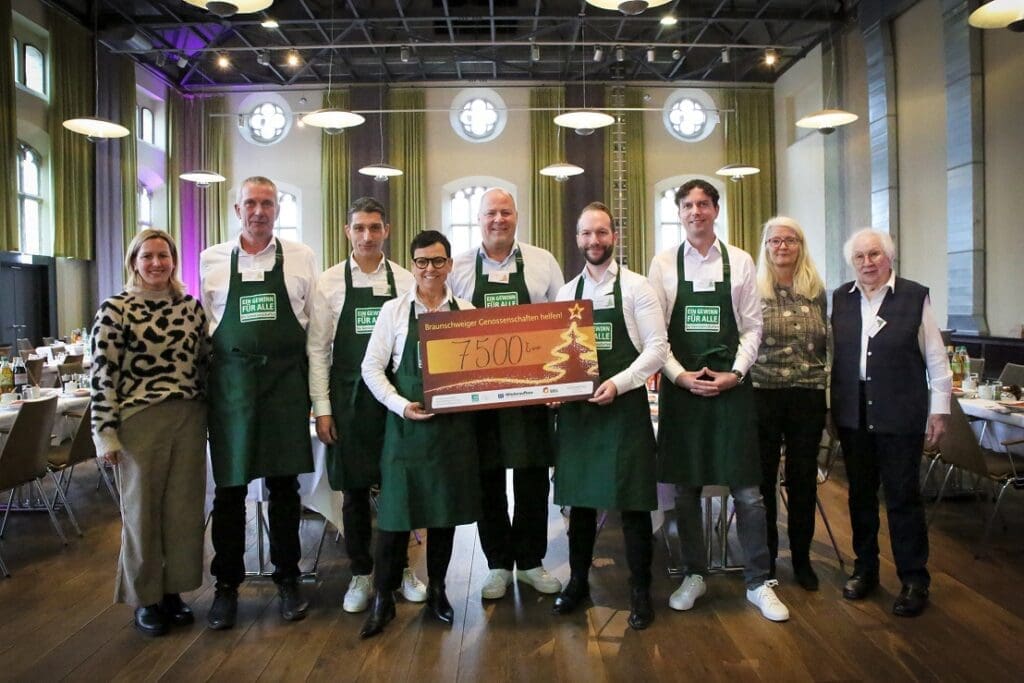 Bild: © Bianca Graune Die Vorstände und Geschäftsführer der organisierenden Unternehmen halten einen Scheck über 7.500 Euro in den Händen.