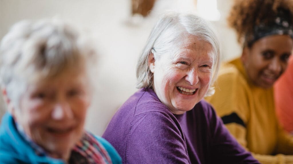 Bild: © iStockphoto.com/SolStock Lachende Seniorinnen