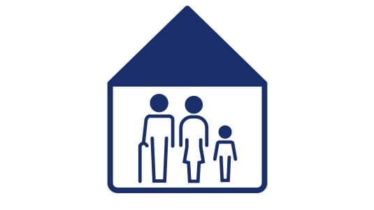 Symbol: drei Menschen in einem Haus, von alt mit Krückstock bis kleinem jungen Mensch