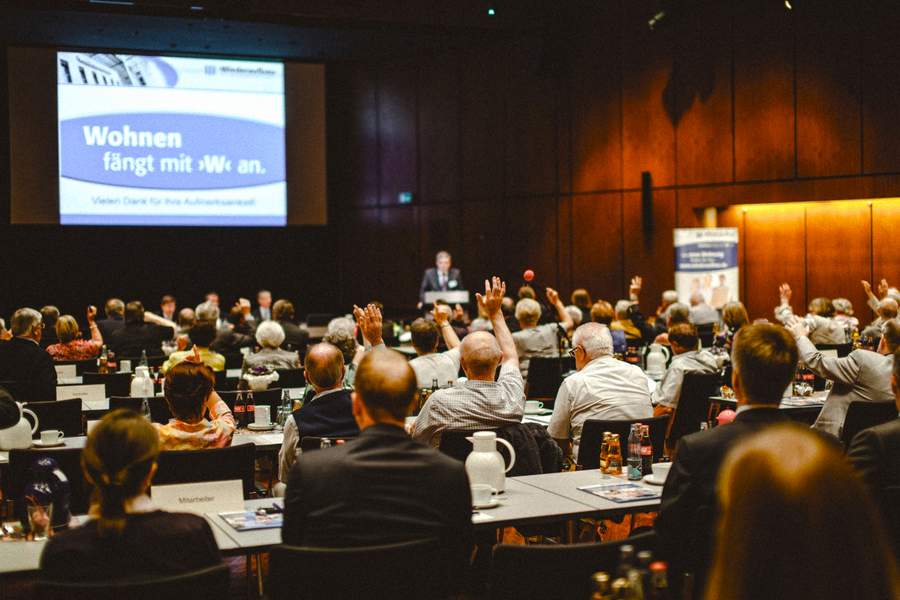 Bild: © FKoch Eine Versammlung in einem Saal.