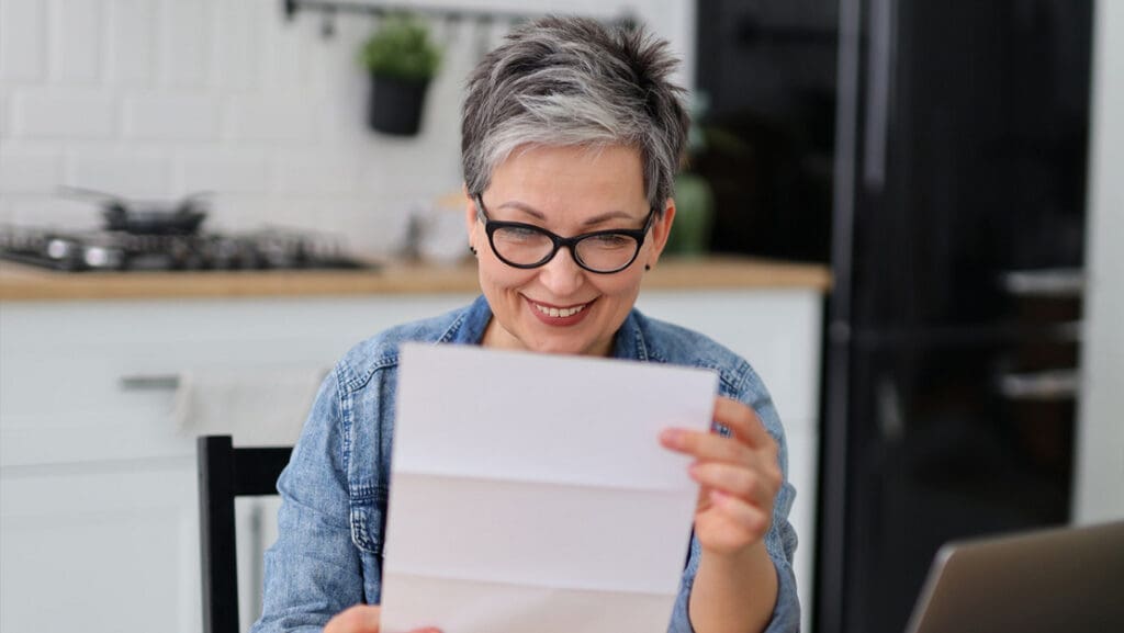Bild: © iStockphoto.com/Andrii Zastrozhnov Eine Frau hält einen Brief in der Hand