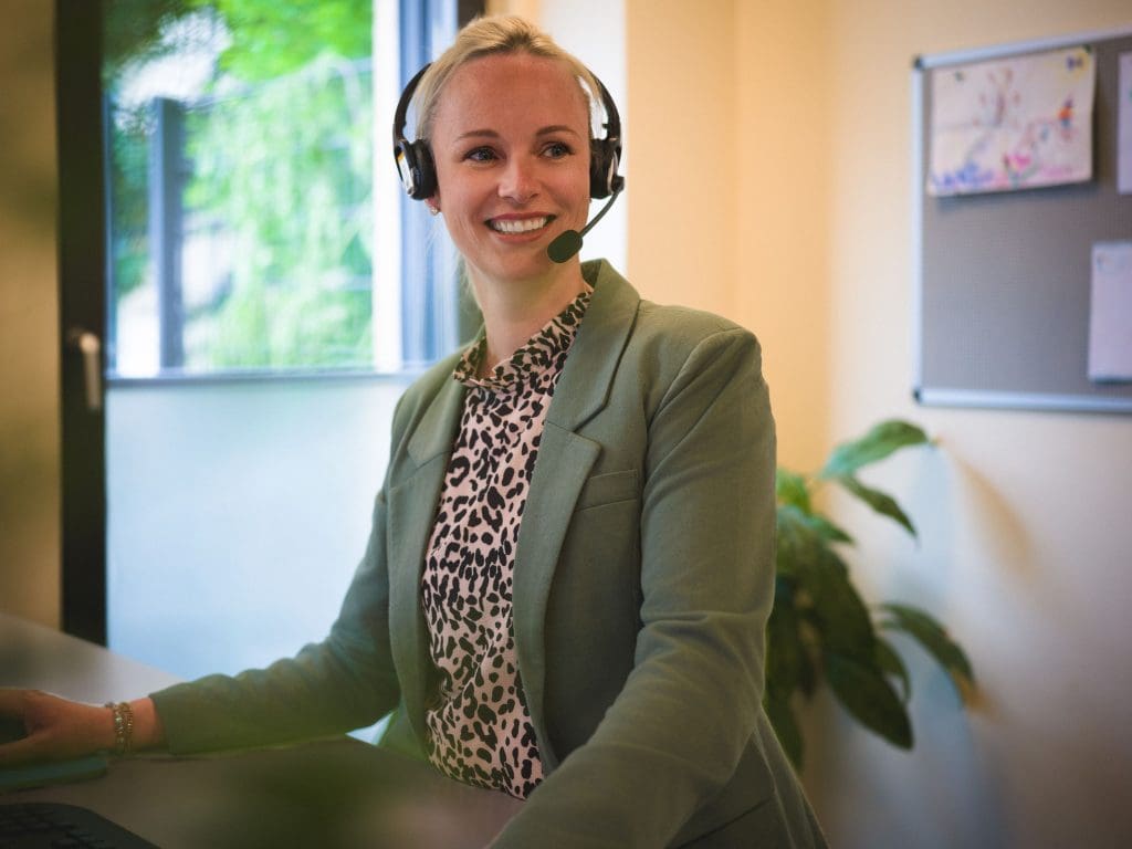 Bild: © Tom Tautz Frau mit Headset lächelt.