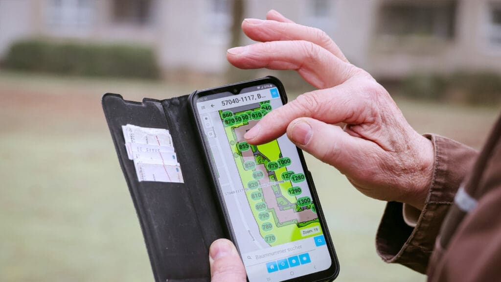 Bild: WIEDERAUFBAU Auf dem Bildschirm eines Smartphones ist das Programm Immospector Tree zu sehen.