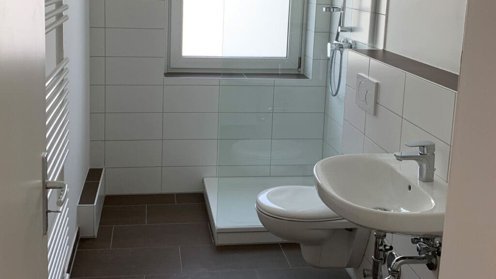 Bild: WIEDERAUFBAU Ein frisch saniertes Badezimmer.