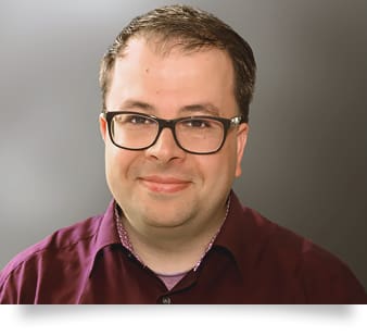 Bild: © WEDERAUFBAU Tobias Ohlendorf lächelt in die Kamera.