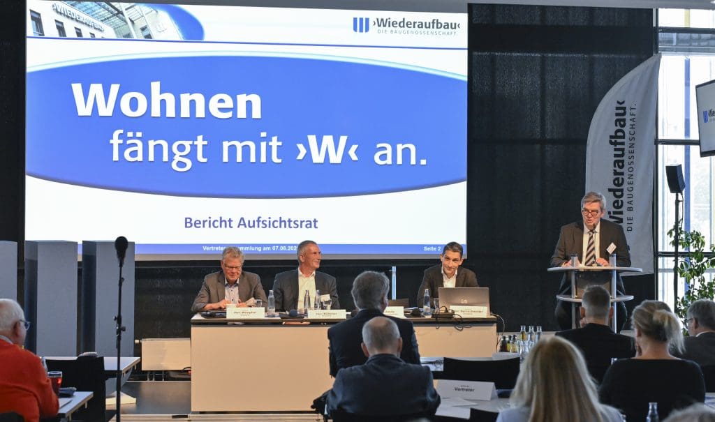 Bild: I. Massel/P. Ziebart, Christoph Schmitz spricht bei der Vertreterversammlung