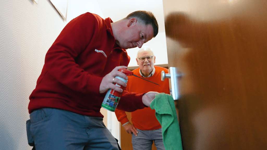 Bild: Push it! Hausmeister beim Mieter im Einsatz
