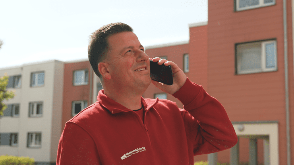 Bild: Push it! Ein Hausmeister am Telefon