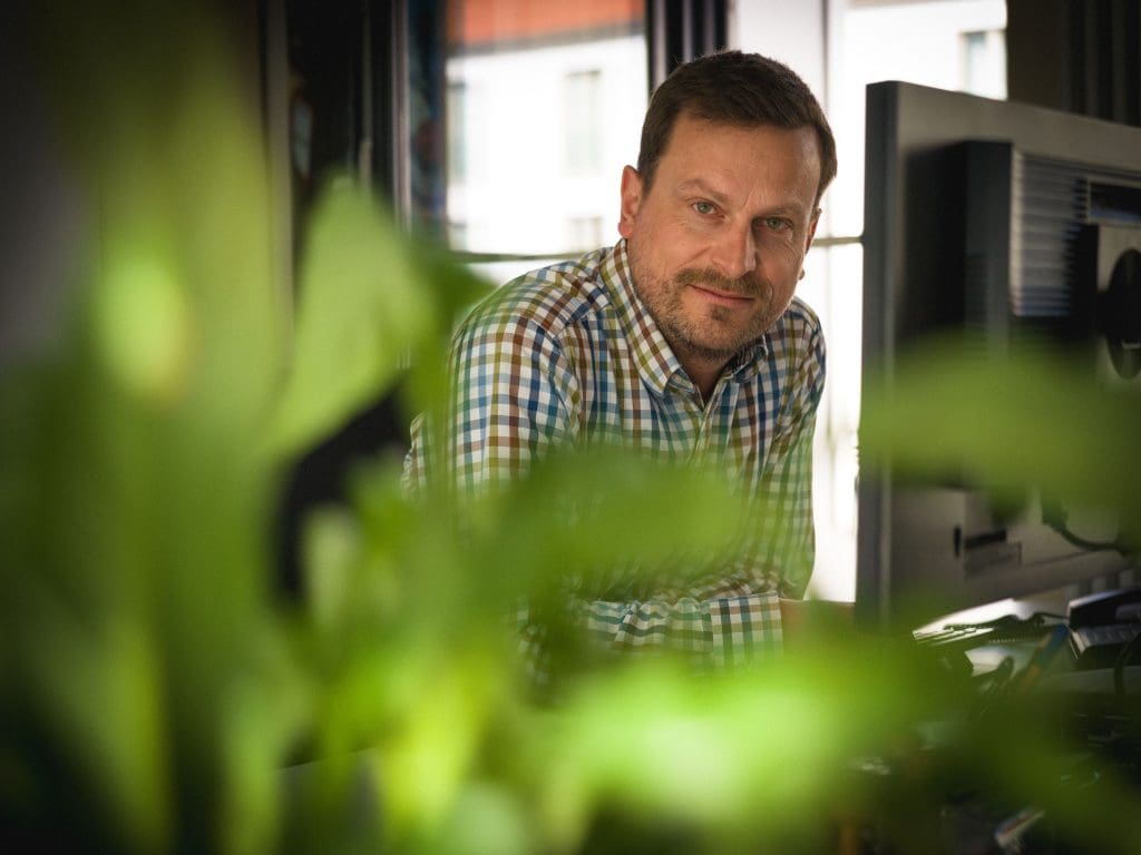 Bild: © Tom Tautz Ein Mann sitzt vor einem PC und sieht in die Kamera.