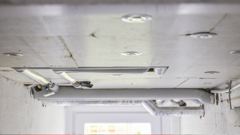 Bild: WIEDERAUFBAU, Ein Foto einer gedämmten Kellerdecke.