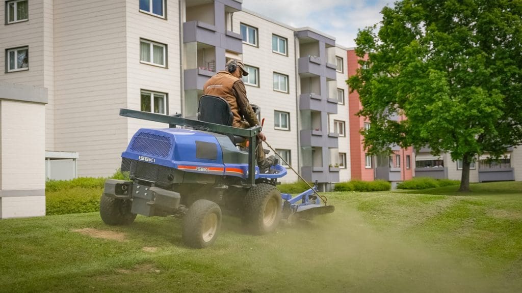 Bild: Push it! , Mann auf Rasenmäher