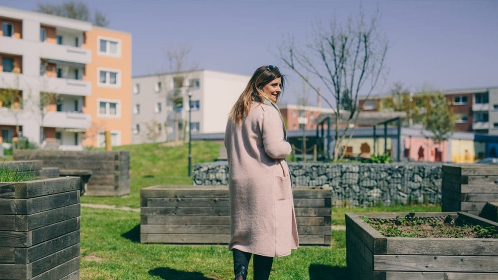 Bild: © Fabian Brennecke, Eine Frau steht zwischen Hochbeeten