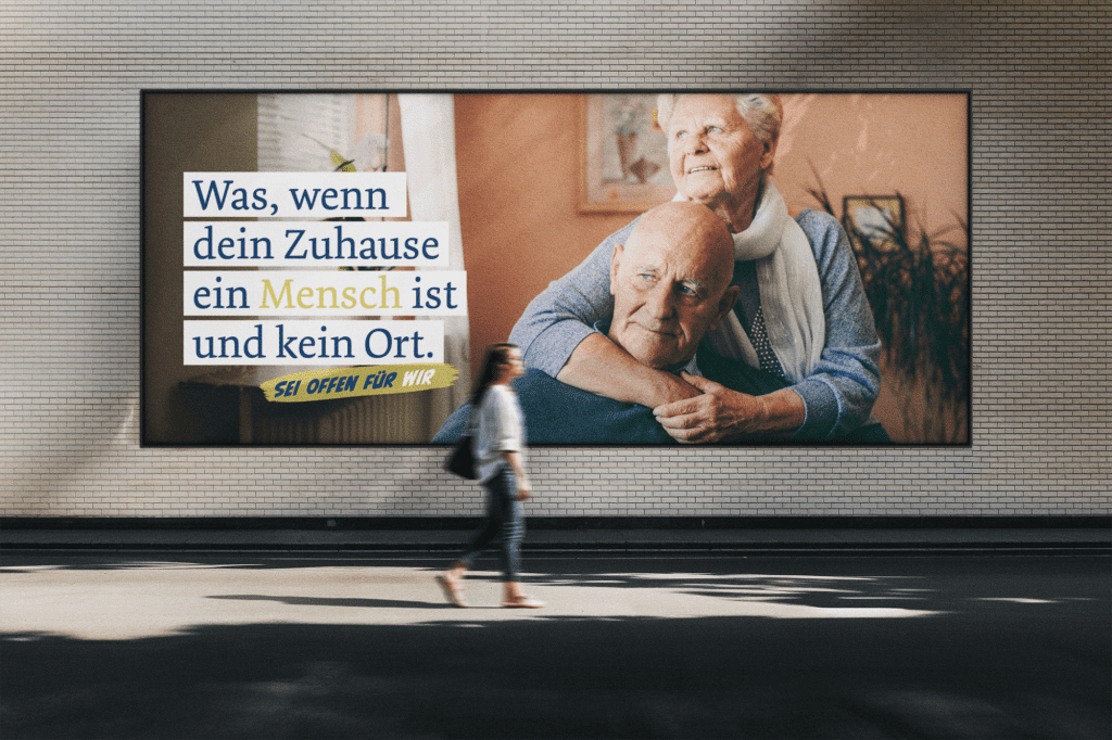 Bild: © Tom Tautz Werbetafel mit einem älteren Ehepaar und dem Text 