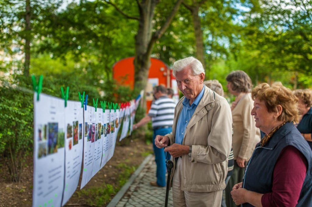 Bild: © Uwe Jungherr Nachbarn nehmen an einem Event teil, älterer Herr blickt in die Kamera