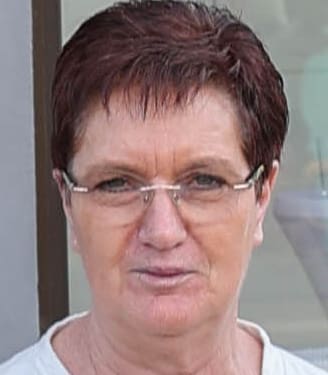 Bild: © WEDERAUFBAU Brigitte Sommer sieht in die Kamera