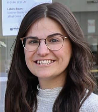 Bild: © WEDERAUFBAU Nadine Geide lächelt in die Kamera.