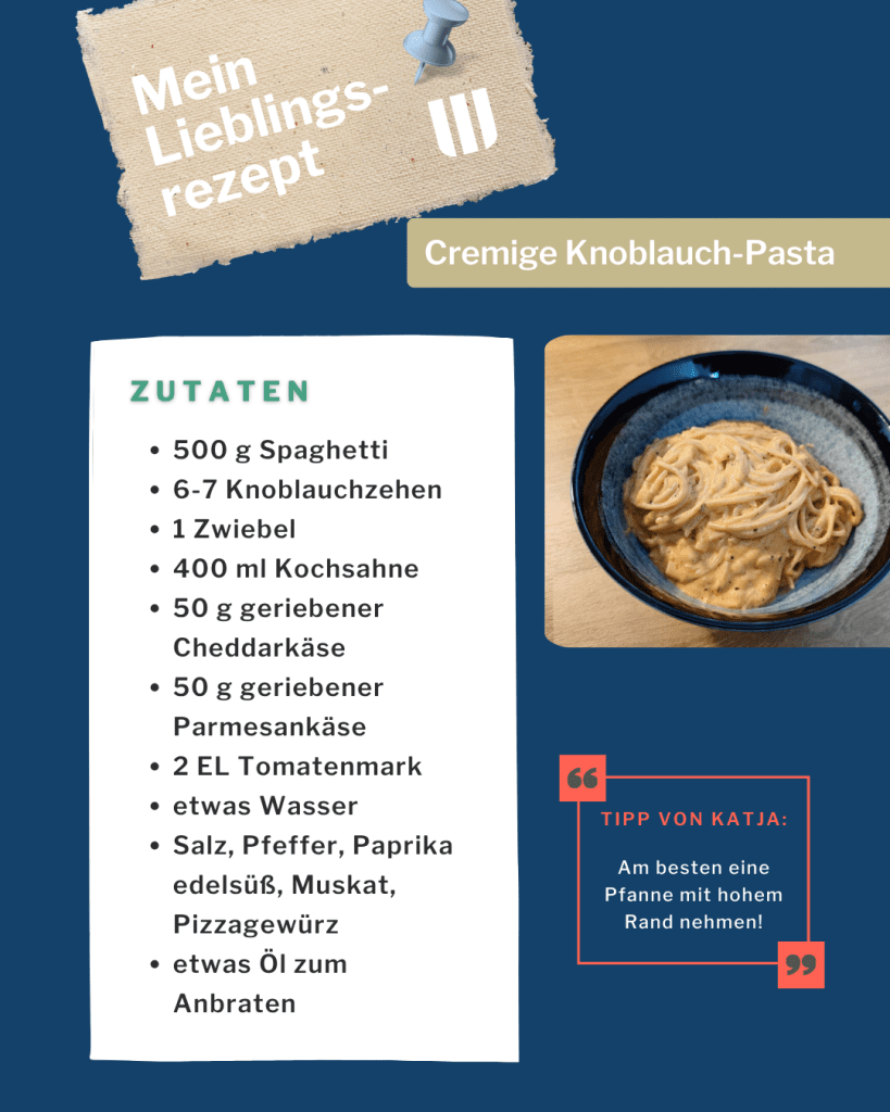 Rezeptkarte für cremige Knoblauchpasta auf Deutsch, mit einer Zutatenliste, einem Tipp und einer Schüssel mit cremiger Pasta auf der rechten Seite. Das Design verwendet grüne und blaue Akzente mit einer Notizblock- und Büroklammer-Grafik.