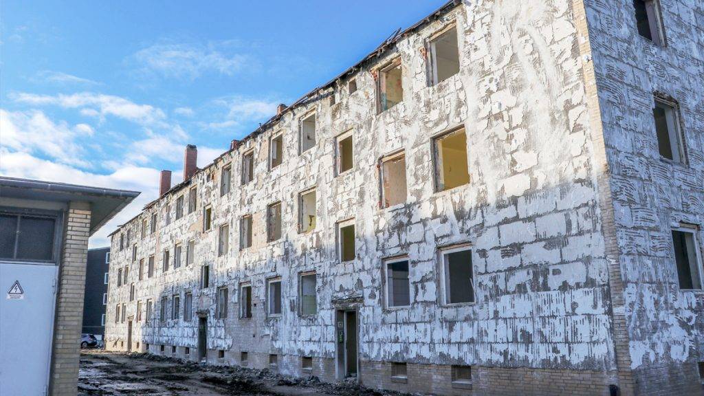 Bild: © WIEDERAUFBAU Ein Entkerntes Wohngebäude „An den Gärtnerhöfen“, kurz vor dem Abriss.