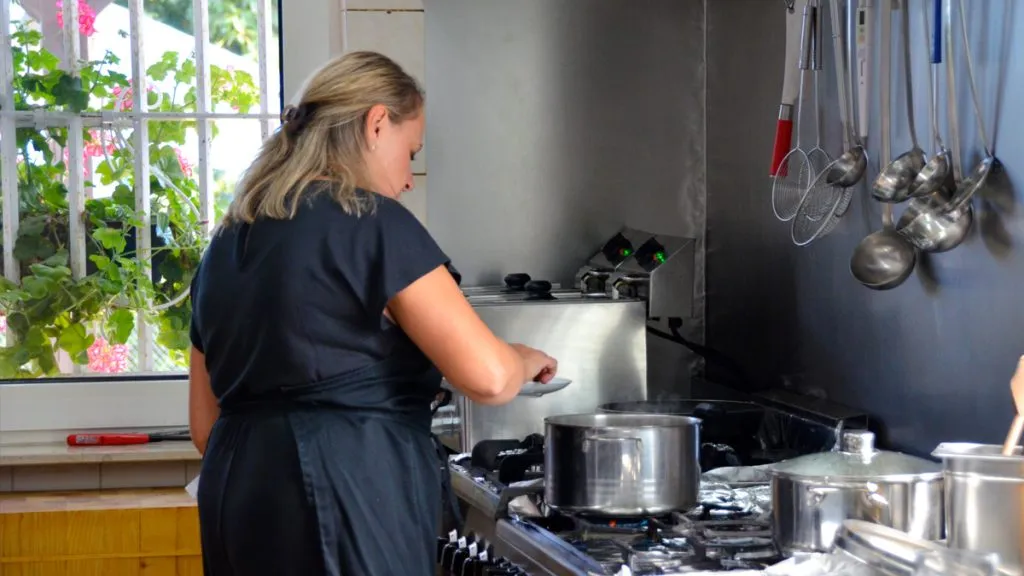 Bild: © WIEDERAUFBAU Monika Spadlo steht in der Küche ihres Restaurants.