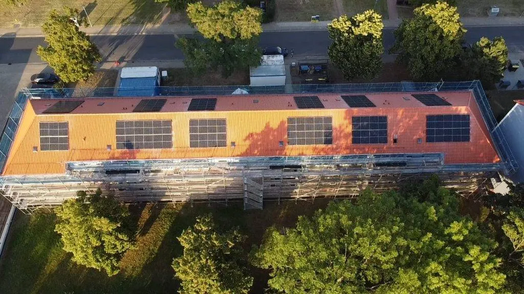 Bild: © Marcley GmbH Eine Photovoltaikanlage auf dem Dach eines Wohngebäudes.