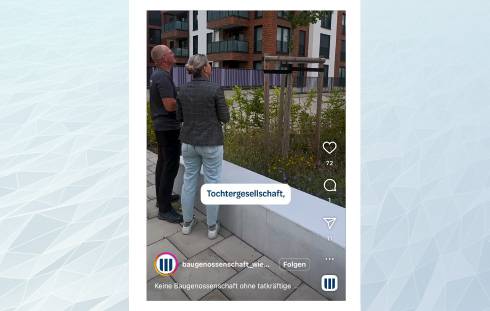 Bild: © Instagram/WIEDERAUFBAU Ein Screenshot aus einem Instagram-Beitrag. Zwei Personen sehen sich einen Baum an.