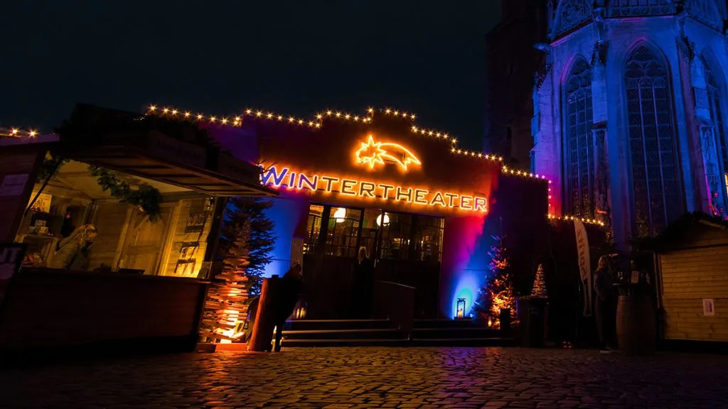 Bild: © Undercover GmbH Der beleuchtete Eingang bei Nacht des Wintertheaters in Braunschweig.