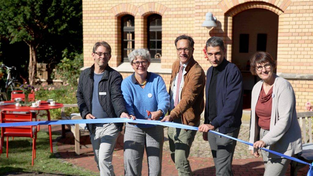 Bild: © WIEDERAUFBAU Fünf Personen, die das Café-Kränzchen eröffnen.