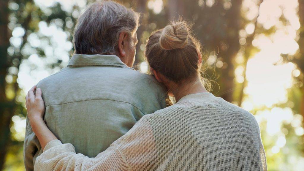 Bild: © iStockphotodotcom-seb_ra Eine Frau legt einem Mann ihren Arm auf die Schulter. Beide blicken weg von der Kamera.