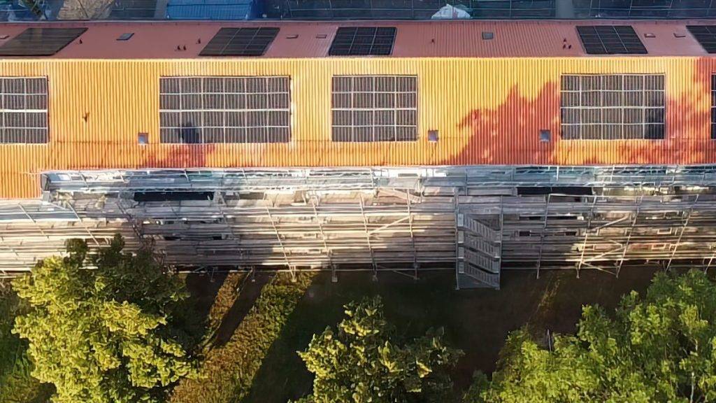 Bild: © Marcley GmbH Ein Hausdach, auf dem eine Photovoltaikanlage installiert wird.