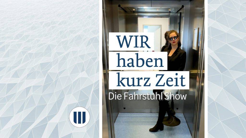 Bild: © WIEDERAUFBAU Eine Frau sitzt im Fahrstuhl und sieht in die Kamera. Der Schriftzug "WIR haben kurz Zeit - Die Fahrstuhl Show" steht darüber.
