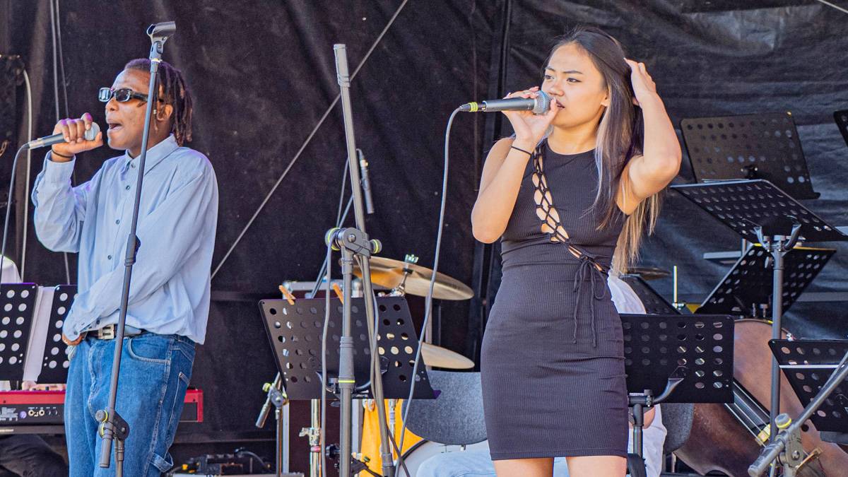 Bild: © bs_live Ein Mann und eine Frau auf der Bühne und singen.