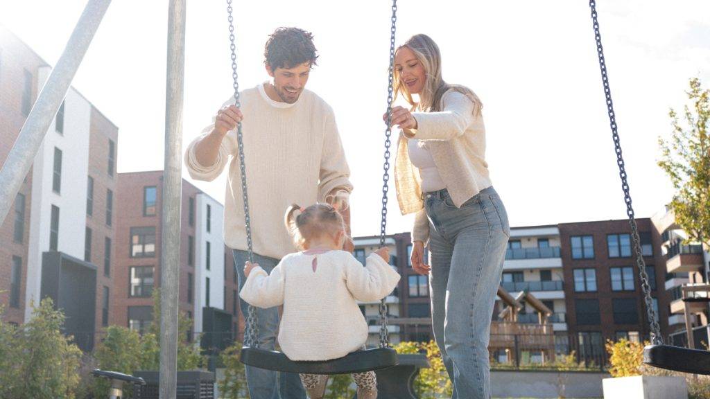 Bild: © Tom Tautz Ein Ehepaar mit ihrer kleinen Tochter auf dem Spielplatz.