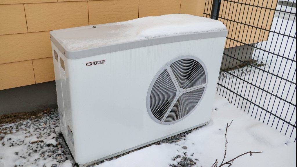 Bild: © WIEDERAUFBAU Eine Luft-Wasser-Wärmepumpe im Bestand der WIEDERAUFBAU.