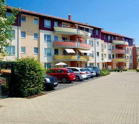 Bild: © WIEDERAUFBAU Außenansicht mit Parkplatz des Betreuten Wohnen Peiner Straße 6 in Vechelde.