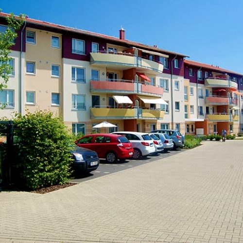 Bild: © WIEDERAUFBAU Außenansicht mit Parkplatz des Betreuten Wohnen Peiner Straße 6 in Vechelde.