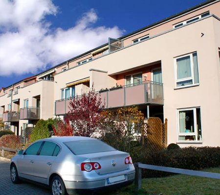 Bild: © WIEDERAUFBAU Blick von der Straße auf das Betreute Wohnen Steiferlingen 1 in Cremlingen.