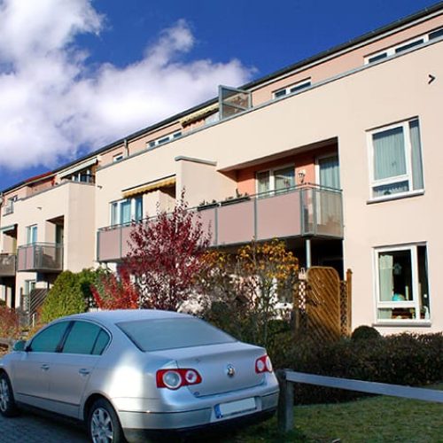 Bild: © WIEDERAUFBAU Blick von der Straße auf das Betreute Wohnen Steiferlingen 1 in Cremlingen.