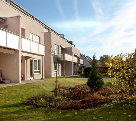 Bild: © WIEDERAUFBAU Blick von der Grünfläche auf das mehrstöckige Betreute Wohnen mit Terrassen und Balkonen in Cremlingen.