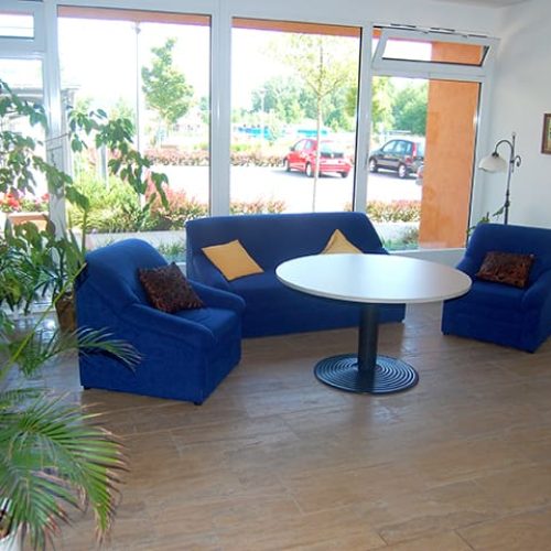 Bild: © WIEDERAUFBAU Gemeinschaftsfläche mit Sitzmöglichkeiten und großer Fensterfront im Betreuten Wohnen Volkmarode.