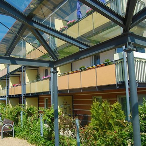 Bild: © WIEDERAUFBAU Außenansicht des mehrstöckigen Wohngebäudes mit Balkonen des Betreuten Wohnen Volkmarode.