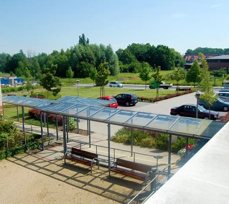 Bild: © WIEDERAUFBAU Blick von einem Balkon auf überdachte Bänke im Hof und den Parkplatz des Betreuten Wohnen Volkmarode.